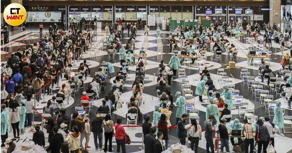 單日確診已連續多日突破5000例，本周就可能突破萬例，疫情愈來愈險峻，許多人紛紛趕緊接種疫苗，也讓台北車站接種站人山人海。（圖／林士傑攝）