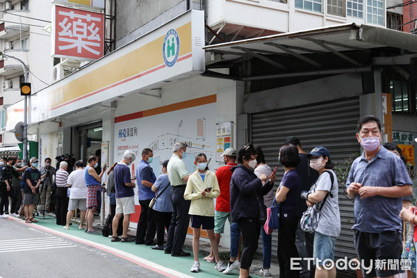 ▲新冠肺炎快篩劑實名制上路首日。（圖／記者林敬旻攝）