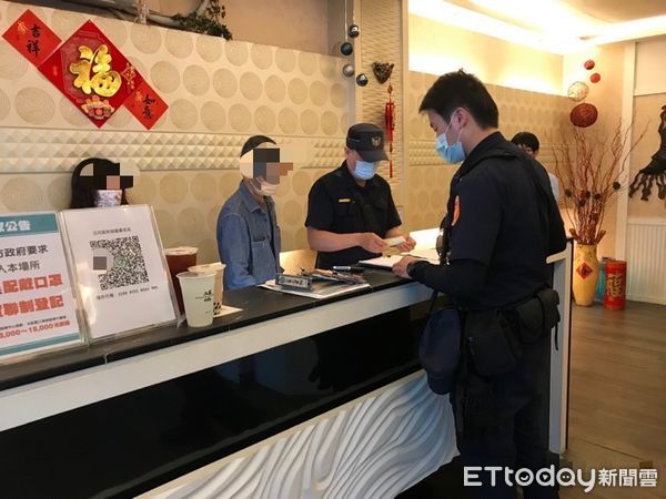 ▲台南市警二分局27日持搜索票前往在中西區康樂街1家養生會館，查獲2對男女正在進行半套性交易，有效斬斷色情連結。（圖／記者林悅翻攝，下同）