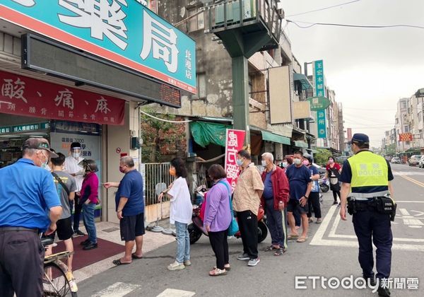 ▲快篩實名制開放首日，北港警分局出動警力於人潮多地點維安。（圖／記者蔡佩旻翻攝）