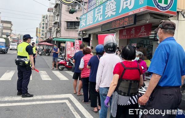 ▲快篩實名制開放首日，北港警分局出動警力於人潮多地點維安。（圖／記者蔡佩旻翻攝）