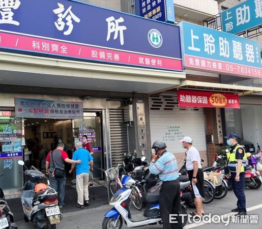 ▲快篩實名制開放首日，北港警分局出動警力於人潮多地點維安。（圖／記者蔡佩旻翻攝）