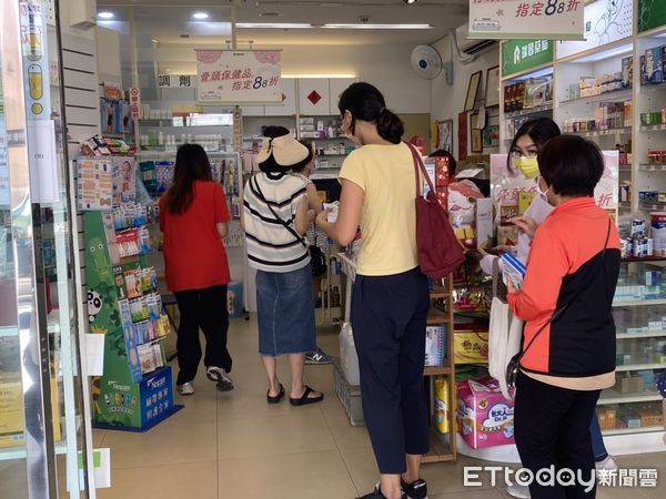 ▲快篩開賣首日狂當機，藥師眼神死喊「尷尬」。（圖／記者白珈陽攝）