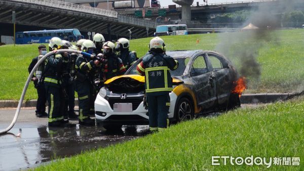 ▲▼     大佳河濱公園火燒車        。（圖／記者黃彥傑攝）