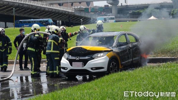 ▲▼     大佳河濱公園火燒車        。（圖／記者黃彥傑攝）