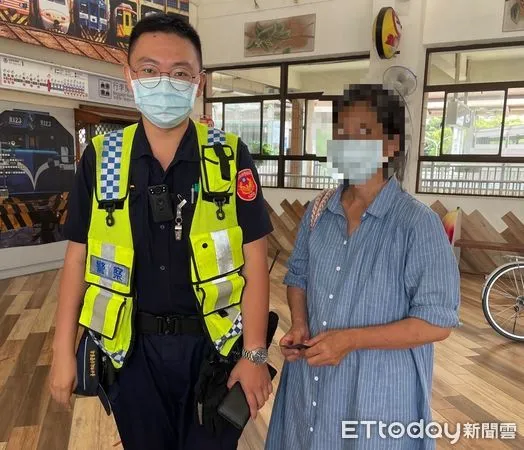 ▲▲枋寮警分局枋寮派出所警員楊戴維購買車票助嚴婦回台南             。（圖／記者陳崑福翻攝）