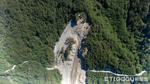 ▲▼ 中橫關原段坍方搶修中。（圖／公路總局提供）