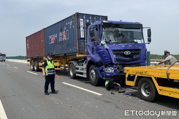 ▲西濱快速道路南下214公里雲林麥寮段於今日中午許發生4部曳引車追撞事故，一度造成全線封閉。（圖／記者蔡佩旻翻攝）