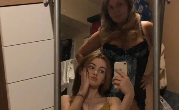 18歲女賣肉當網紅每月爽賺92萬　媽眼紅突然脫衣加入：一起拍吧。（圖／翻攝自Twitter／brittany olivia）