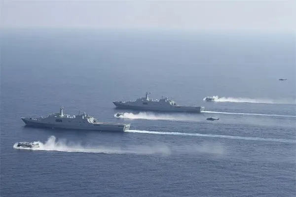 ▲解放軍海軍071船塢登陸艦崑崙山及井岡山艦。（圖／大陸國防部）