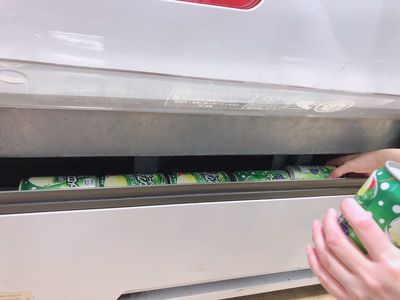 佛心販賣機「投27元掉6罐飲料」 他線上求救...網邪惡獻策
