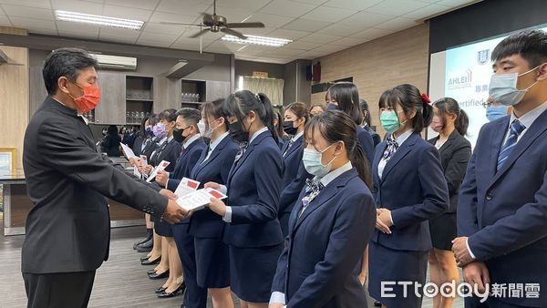 ▲國際認證協會理事長余紹君蒞校為中華醫大餐旅系28位通過國際餐旅管理專業人員認證考試的學生授證，中華醫大校長孫逸民（前中）偕同餐旅系的老師一起分享學生的榮耀。