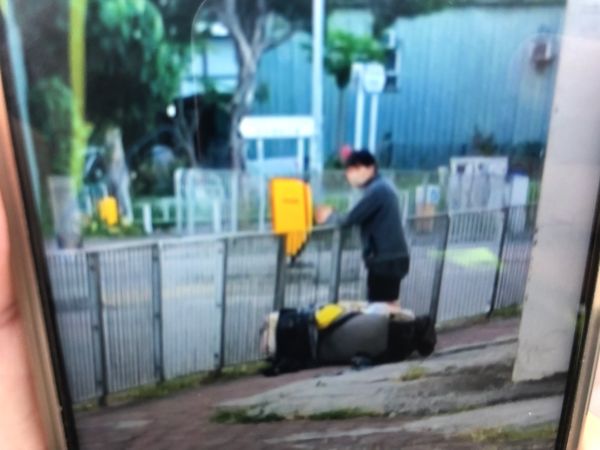 ▲香港一名25歲男子4月29日清晨在街上拖屍行走被警方逮捕。（圖／香港01）