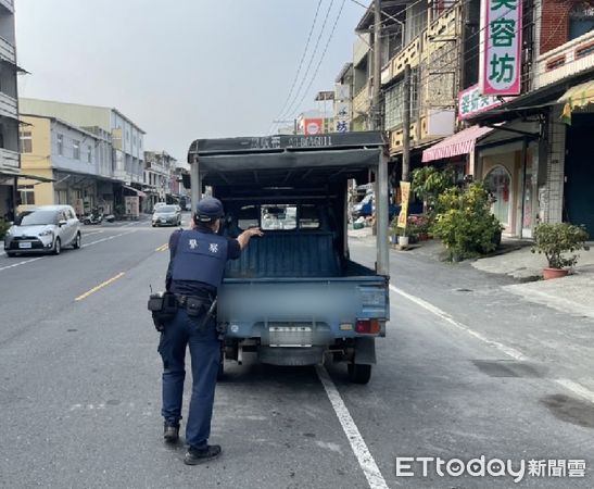 ▲枋寮警分局石光派出所警員王晧明協助推車             。（圖／記者陳崑福翻攝）