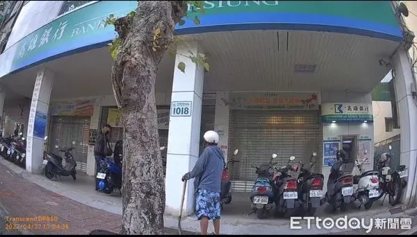 ▲▼鼓山通緝犯遇到盤查。（圖／記者陳宏瑞翻攝）