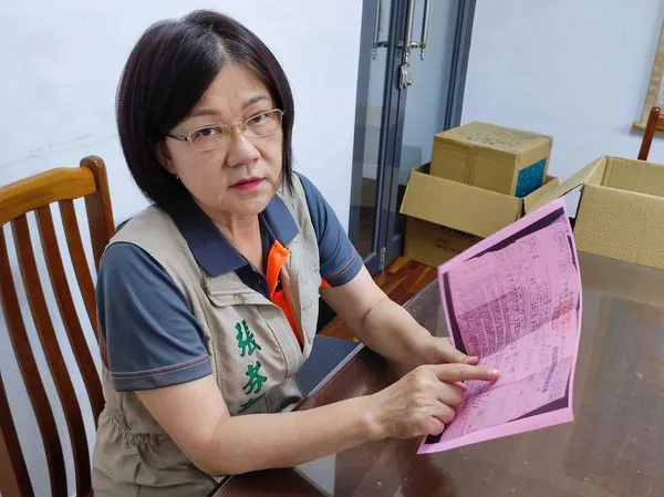 ▲▼大里區有民眾接到「聞紅嬁、自行」的鬼畫符紅單，氣得不想繳，張芬郁呼籲市府購買藍牙列表機。（圖／張芬郁提供）