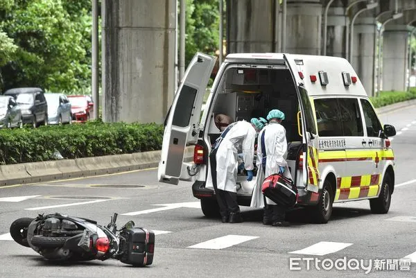 ▲▼救護車,急診,送醫,119,急救,緊急醫療,傷患,病患,轉院,醫護人員,防護衣,消防員,緊急救護技術員,EMT,新冠肺炎,醫護人員,醫療量能,疫情,車禍。（圖／記者李毓康攝）