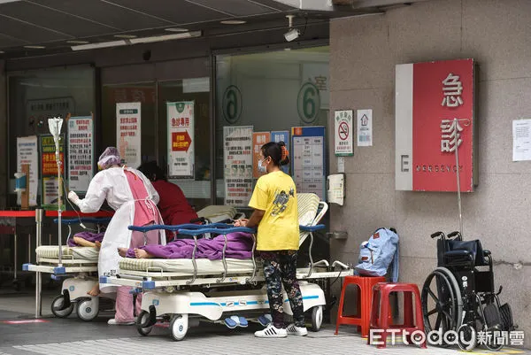 ▲▼急診,送醫,119,急救,緊急醫療,傷患,病患,轉院,醫護人員,防護衣,新冠肺炎,疫情,醫療量能,醫院,疫情,防疫,醫療照護,專責醫院,醫事人員,護理師,重症病患,空床率,病床,老年人,老人家,長者,長照,喘息服務,臥床。（圖／記者李毓康攝）