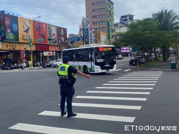 ▲▼花蓮警分局為因應「類火車」方案，規劃警力調節車站附近交通」維持「類火車」路線順暢。（圖／花蓮警分局提供，下同）