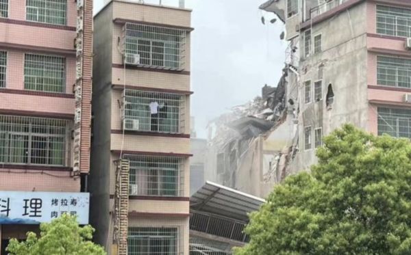 ▲湖南醫學院附近一棟6層樓房突然坍塌。（圖／翻攝北青報）