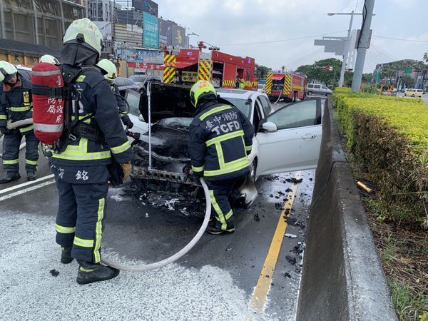 ▲▼一輛才開9年的白色自小客車，突然自燃成黑頭車，駕駛奪門及時逃出。（圖／民眾提供）