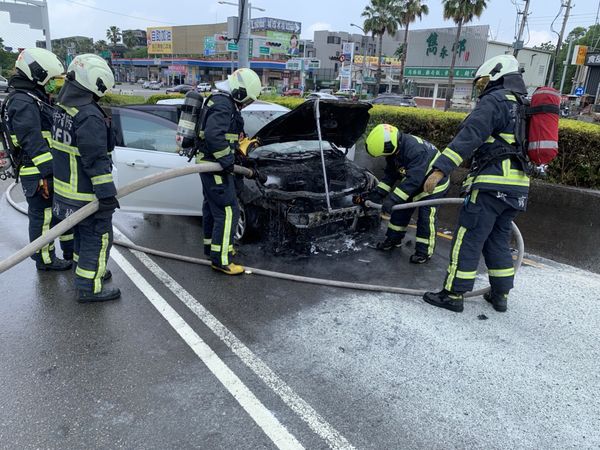 ▲▼一輛才開9年的白色自小客車，突然自燃成黑頭車，駕駛奪門及時逃出。（圖／民眾提供）