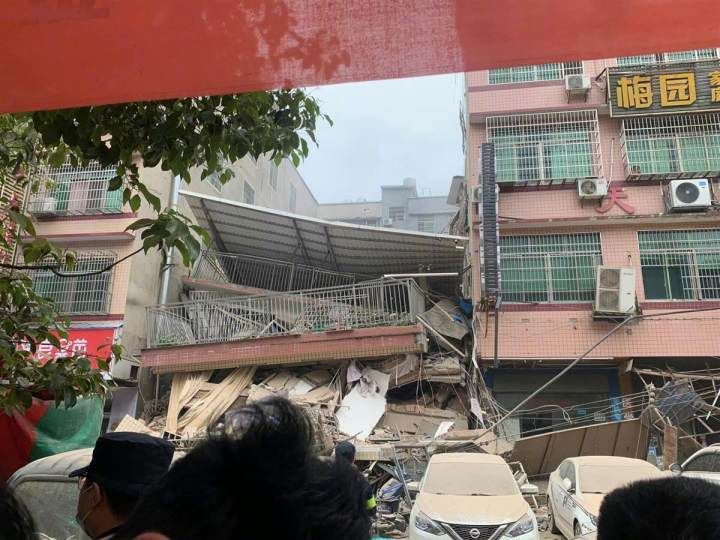 ▲▼湖南醫學院附近一棟6層樓房突然坍塌。（圖／翻攝自橙柿互動）