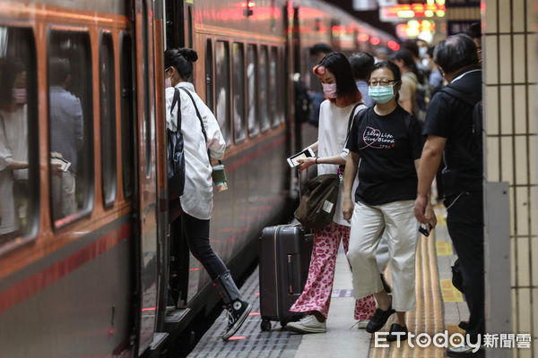 ▲51勞動節連假在即，旅客搭乘台鐵返鄉。（圖／記者林敬旻攝）