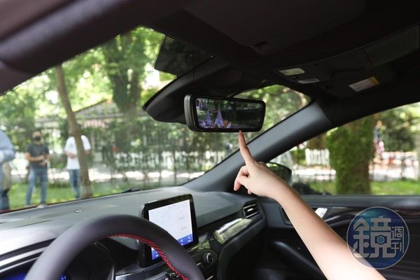 為了降低漲價初期造成的買氣降溫，福特升級了Focus頂級車型價值3萬元的12.3吋儀表板，連同早鳥方案送的電子式智慧後視鏡。