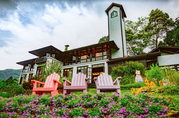 ▲薰衣草森林即日起至6/19迎來「繡球花大賞」,薰衣草森林尖石店。（圖／薰衣草森林提供）