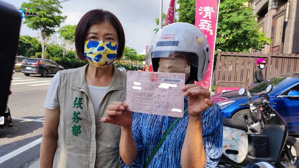 ▲黃姓車主被開鬼畫符的紅單。（圖／張芬郁提供）