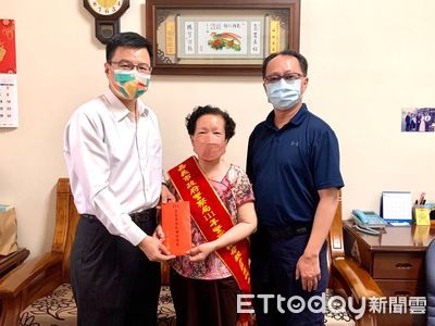 姜莊金英當選模範警察母親　嘉市警局長王文澤親授獎