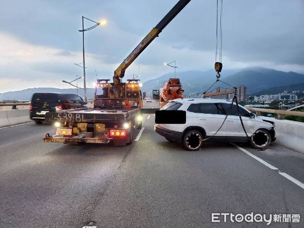 ▲▼大車變化車道未注意撞休旅車，整車瞬間搖擺撞橋墩後冒煙。（圖／記者邱中岳翻攝）