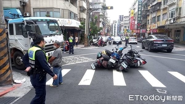 ▲▼貨車迴轉疑因煞車失靈，竟撞路邊35台機車。（圖／記者邱中岳翻攝）