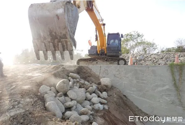 ▲經濟部水利署第七河川局進行台南仁德區三爺溪中下游治理工程，並針對三爺溪水位暴漲、水流湍急，既有邊坡發生滑動等各種假設情境，進行防汛演練。（圖／記者林悅翻攝，下同）