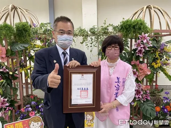 ▲台南市勞工局30日上午於善化啤酒廠舉辦2022年度勞工模範母親表揚，表揚活動由勞工局王鑫基局長頒獎。（圖／記者林悅翻攝，下同）