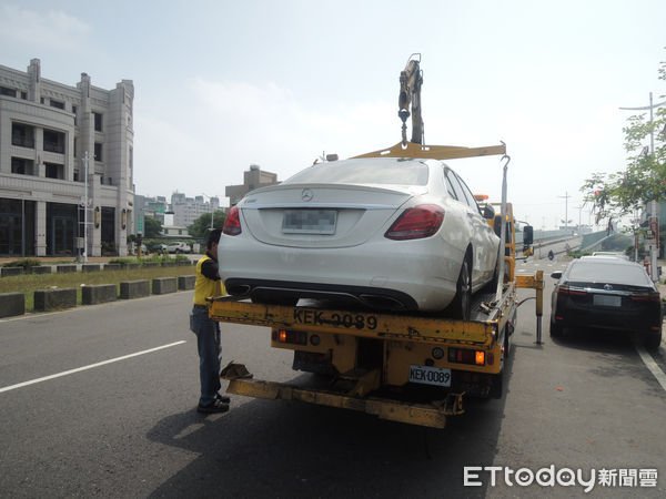 ▲▼ 執行署吸毒男C300賓士車二度被扣 。（圖／記者翁伊森翻攝）