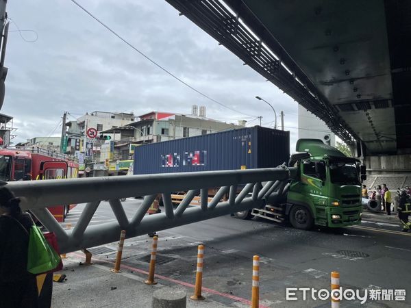 ▲▼限高桿。（圖／記者陳雕文翻攝）