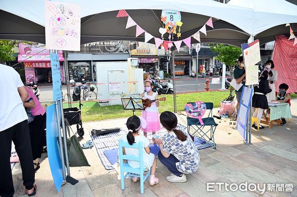 ▲▼  嘉市中央廣場「小老闆市集」小小老闆擺攤顧店 。（圖／嘉義市政府提供）