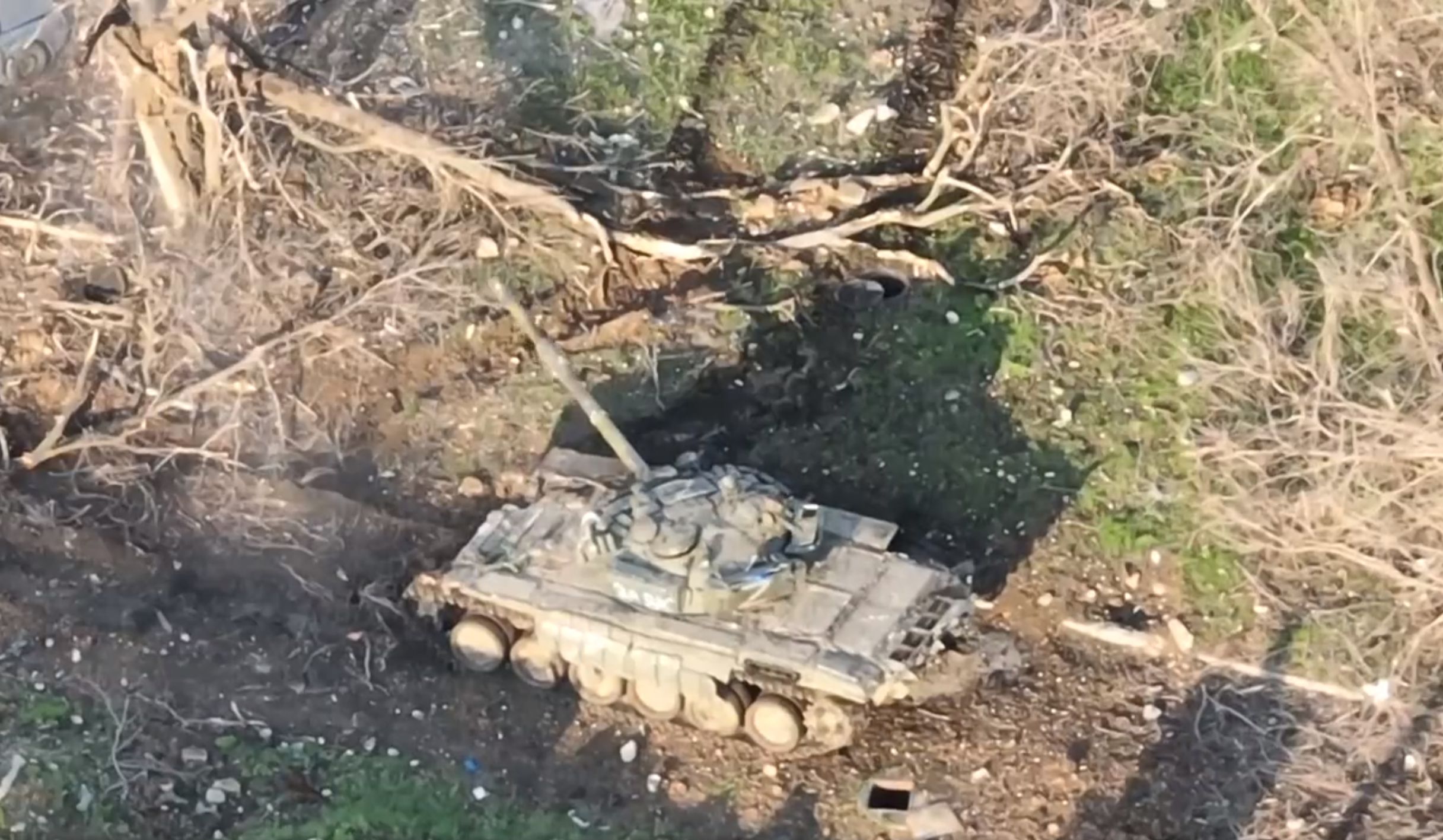 ▲▼俄T-72BV戰車近距離砲擊民房 烏國平民四處奔逃。（圖／推特／@Polk_Azov）