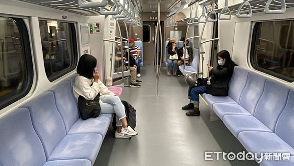 ▲▼台鐵罷工，高雄新左營站「類火車」接駁。（圖／記者吳世龍攝）