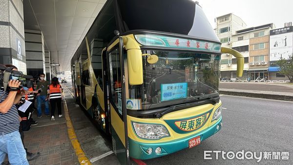 ▲▼台鐵罷工，高雄新左營站「類火車」接駁。（圖／記者吳世龍攝）