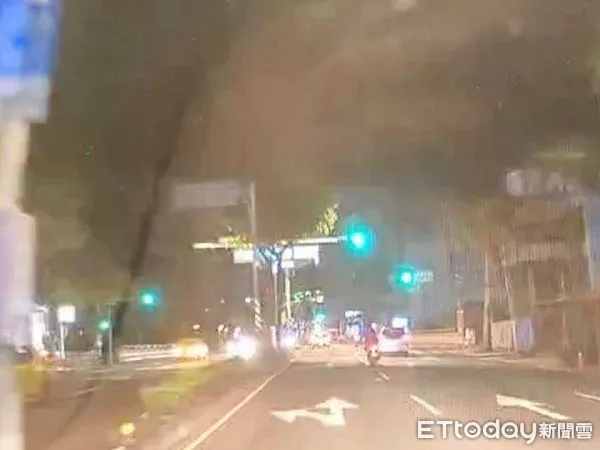 ▲林男騎車違規迴轉後一路搖晃。（圖／桃園警分局提供）