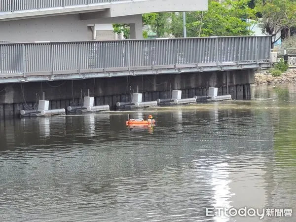 ▲第一條會呼吸的運河在台南，民生截流站設置「遠端智控微氣泡溶氧系統」，提高運河含氧量改善水質，提供魚群穩定生活空間。（圖／記者林悅翻攝，下同）
