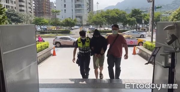 ▲信義警方調閱監視器逮捕詐騙集團車手黃男並起獲安非他命毒品、吸食器。（圖／記者張君豪翻攝）