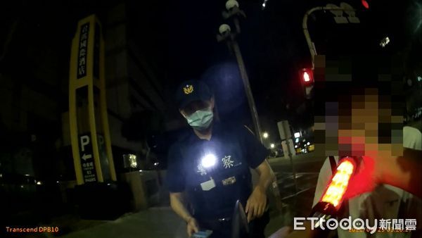 ▲▼顏姓男子騎車安全帽扣帶沒繫也沒戴口罩，遭警盤查時，員警發現他全身酒味，他卻辯稱說沒喝酒只喝感冒糖漿。（圖／記者吳世龍翻攝）