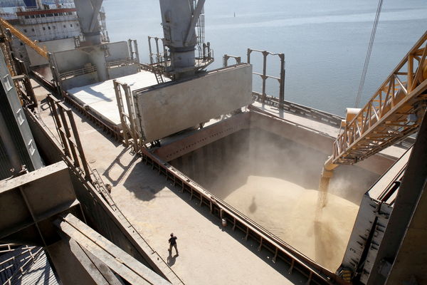 ▲▼烏克蘭南部城市尼古拉耶夫（Nikolaev）2013年一家農業出口商正在碼頭將大麥裝運至一艘4萬噸的貨船上。（資料照／路透）