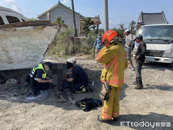 ▲▼屏東林邊工地土石坍塌，2工人活埋一死一傷。（圖／記者陳崑福翻攝）