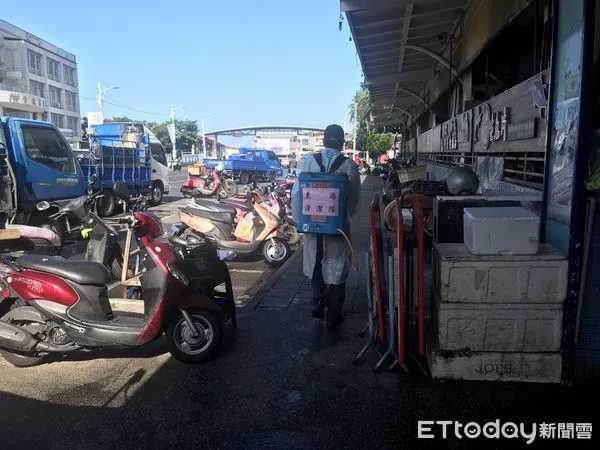 ▲東港華僑市場清消作業            。（圖／記者陳崑福翻攝，下同）