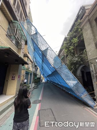 ▲▼ 鷹架倒塌。（圖／民眾提供翻攝）